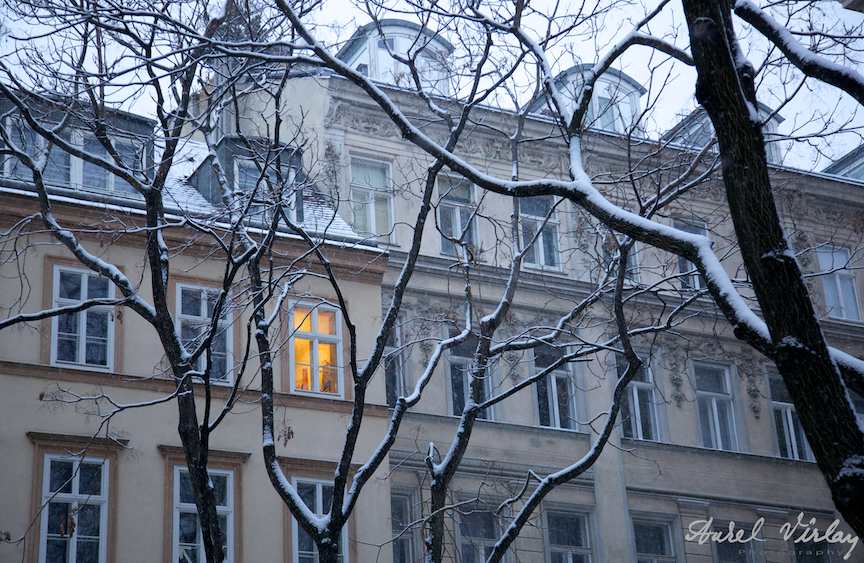 Fotografia unei ferestre luminate intr-o dimineata de iarna cu ninsoare in Viena.