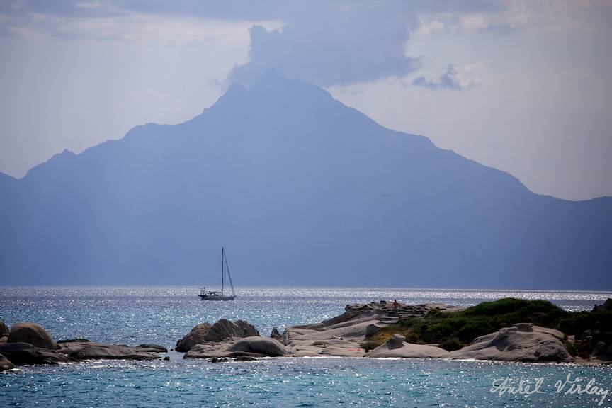 Muntele Athos fotografiat de pe peninsula Sithonia Halkidiki Grecia.
