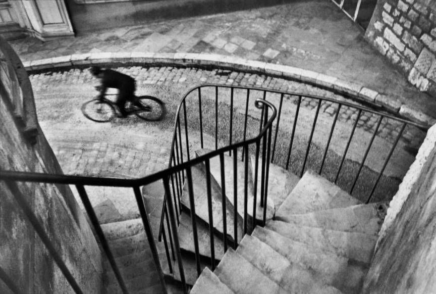 Compozitie si dinamica intr-o fotografie cu scari si o bicicleta in Hyères, Franta 1932.