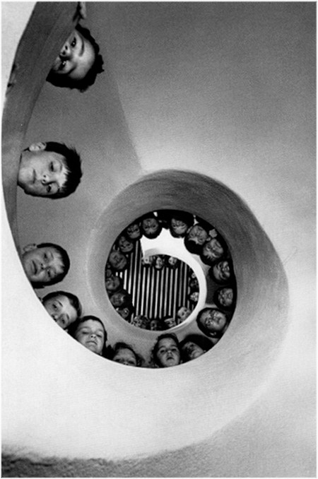 Compozitie foto in spirala cu copii. Una din fotografiile controlate de Bresson.