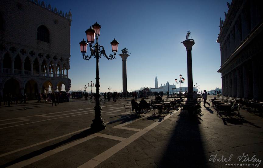 Piateta San Marco intr-o fotografie extrema contra luminii.