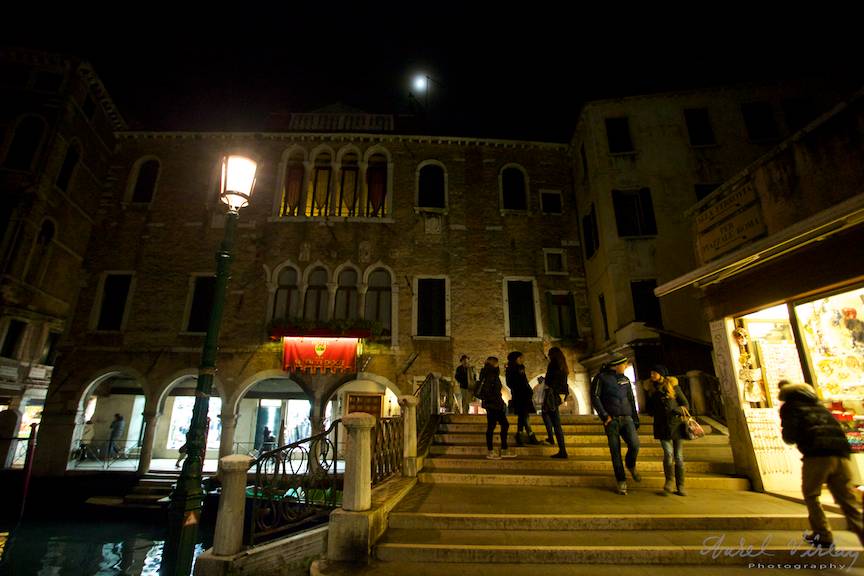 Noaptea se lasa in mahalaua venetiana.