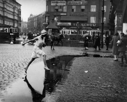 Fotografia originala Jumping the puddle in Berlin Zoo-Station 1925 Friedrich Seidenstücker.