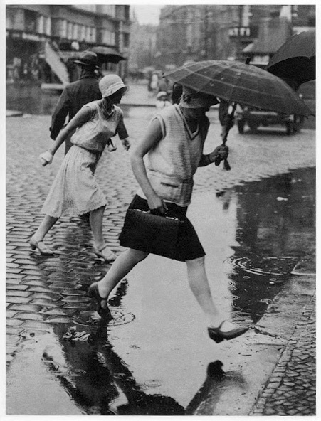 Jumping the puddle - Berlin Zoo Station 1930 Fotojunralism de strada autentic semnat Friedrich Seidenstücker.