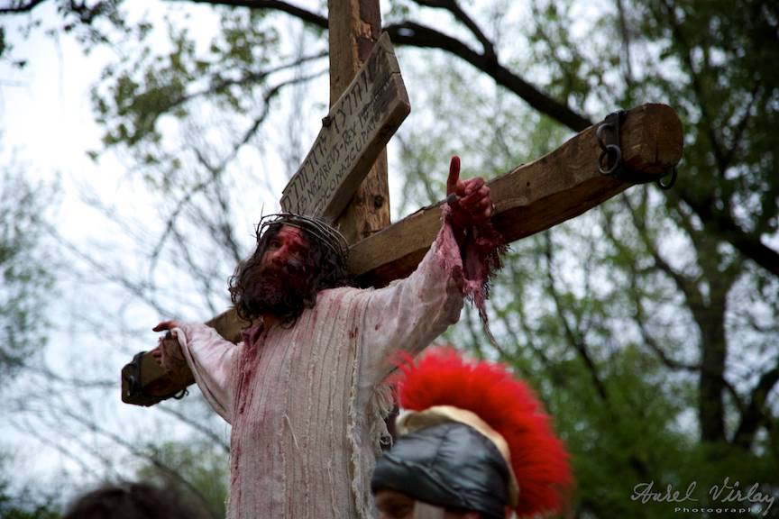 Iisus rastignit pe Cruce avand coroana de spini.