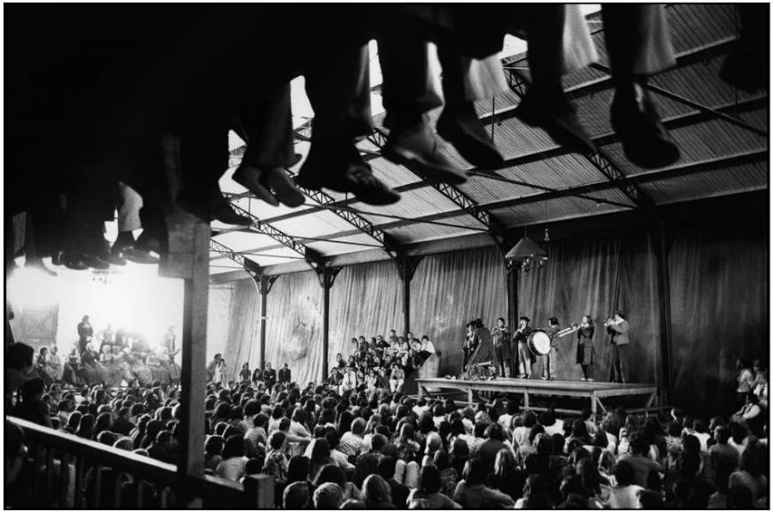 Paris 1972 - Cea mai interesanta fotografie care creeaza senzatia de spatiu la Théâtre du Soleil - foto Martine Franck