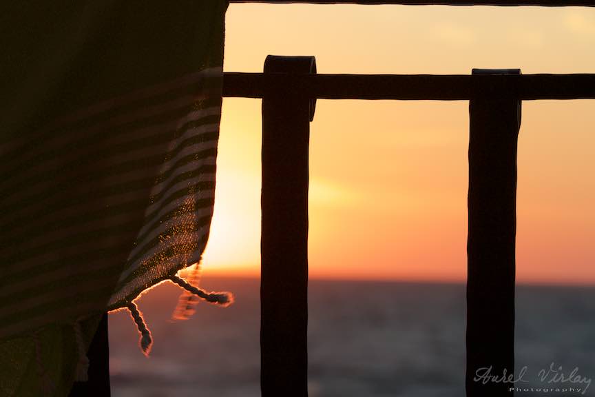 Vama_Veche_rasarit-soare-noapte-filme-plaja-Biblioteca-Foto-Aurel-Virlan Soarele strecurandu-se tiptil in balconul unui fotograf.