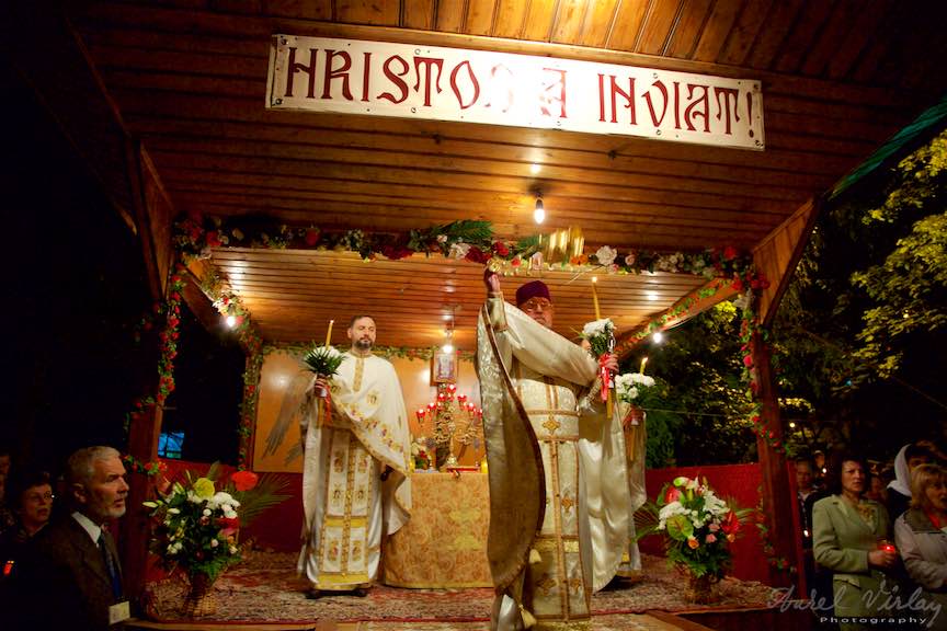 Invierea-Iisus-lumanari-lumina-Pasti-Ortodox-2016_Foto-Aurel-Virlan_Hristos a Inviat din morti, cu moartea pe moarte calcand.