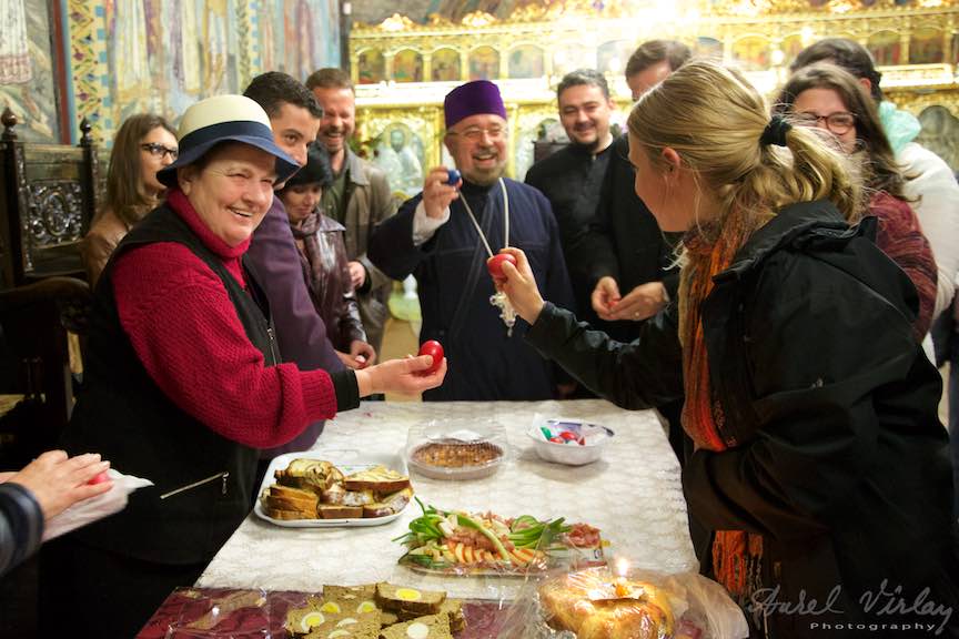 Invierea-Iisus-lumanari-lumina-Pasti-Ortodox-2016_Foto-Aurel-Virlan_Bucuria Pastelui in biserica ortodoxa alaturi de pelerini Taizé.