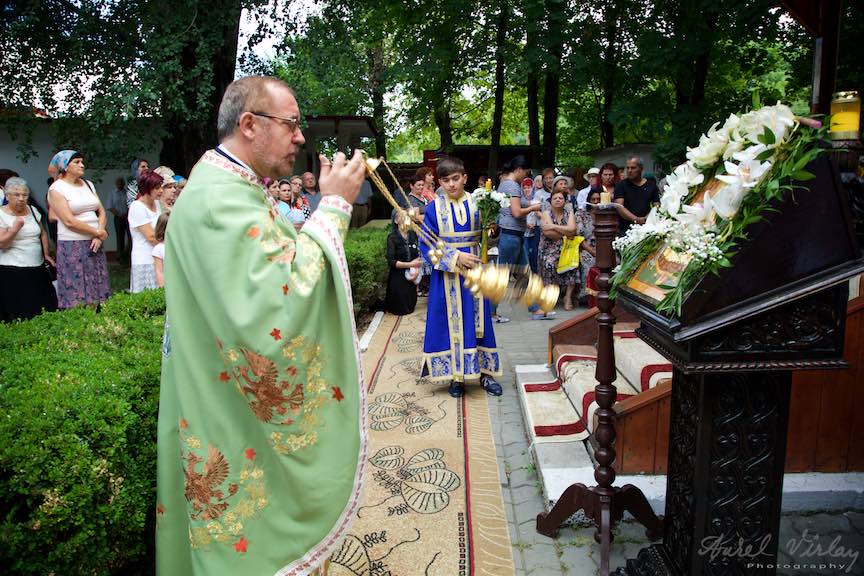 52-preotul-Mircea-Uta-tamaind-icoana-Adormirea-Maicii-Domnului_Foto-AurelVirlan