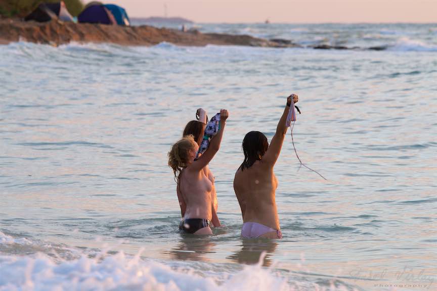 Trei tinere fete topless saluta rebel soarele cu sutienele lor!